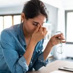 ilustrasi-wanita-stres-sakit-kepala-pusing_169